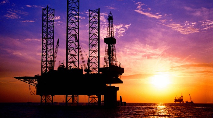 Oil prices waver, rise in turbulent and complex market